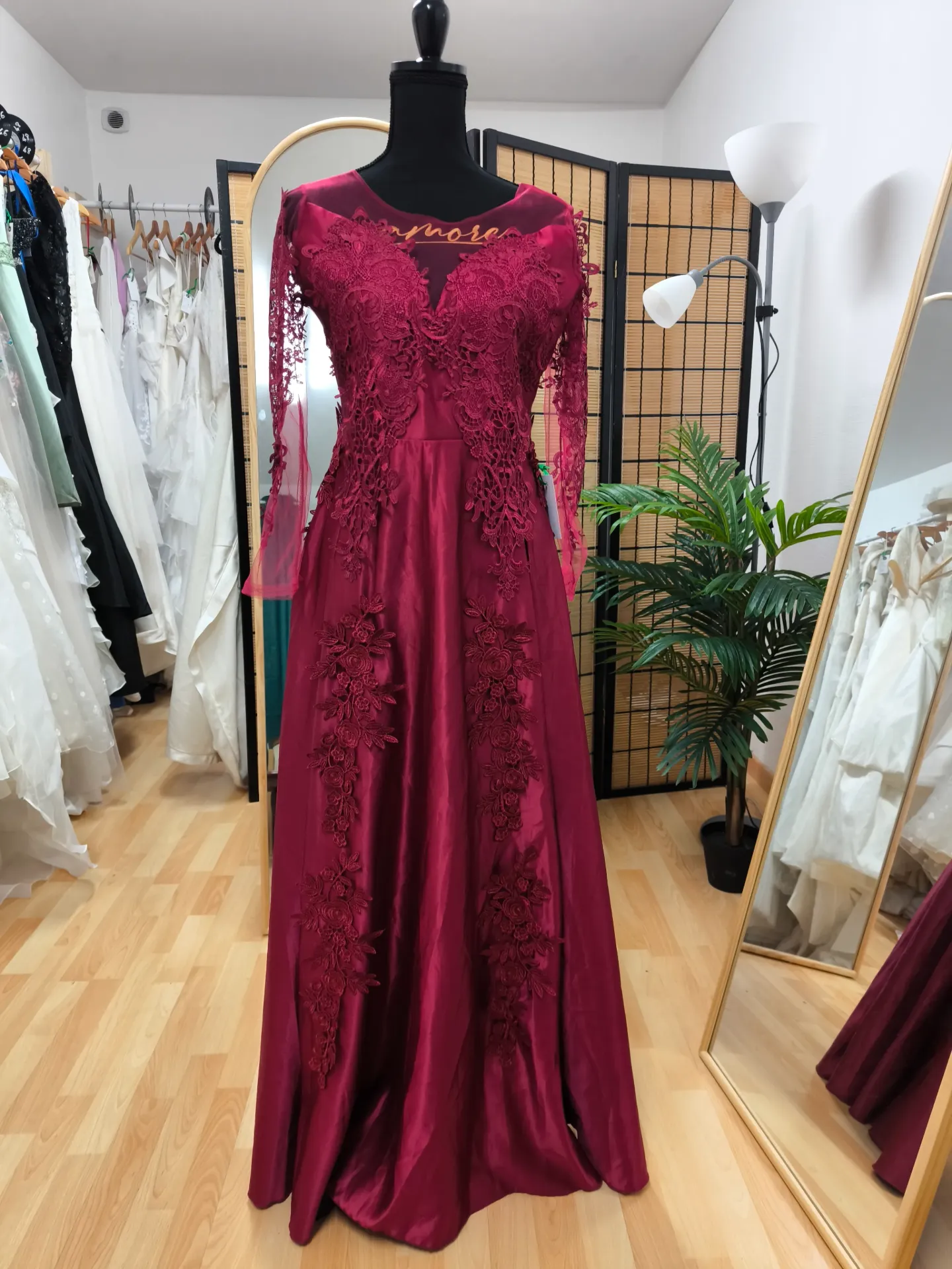 [R00003] Red Romance